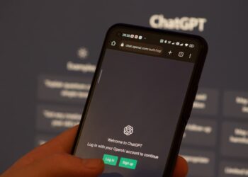 تصویری از صفحه گفتگو با چت جی پی تی روی یک گوشی