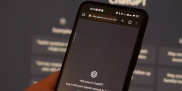 تصویری از صفحه گفتگو با چت جی پی تی روی یک گوشی