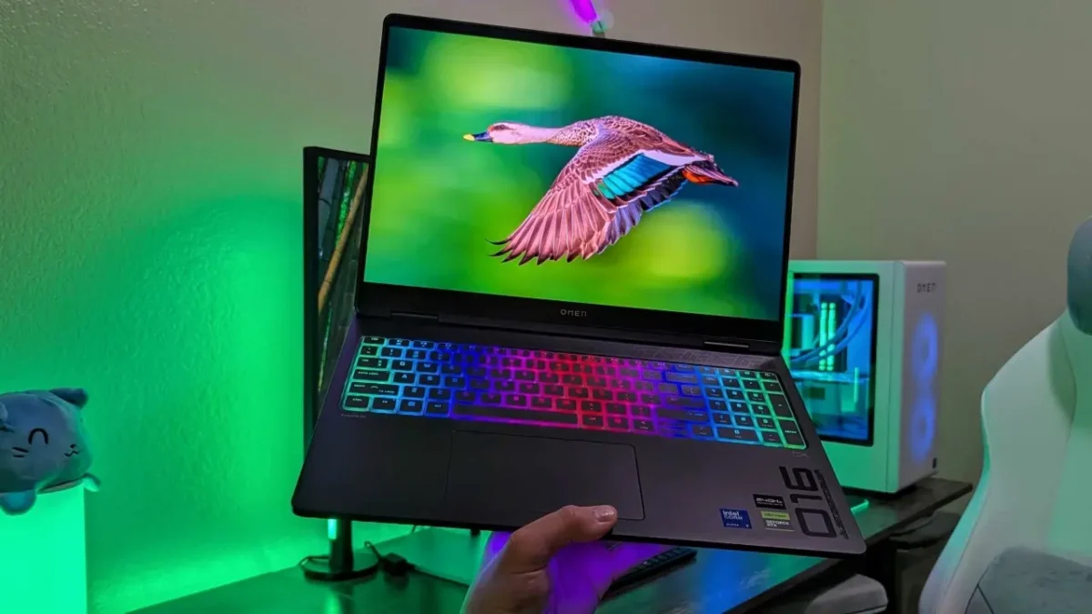 بررسی کیفیت پنل ۱۶ اینچی (دقت رنگ و نرخ نوسازی)