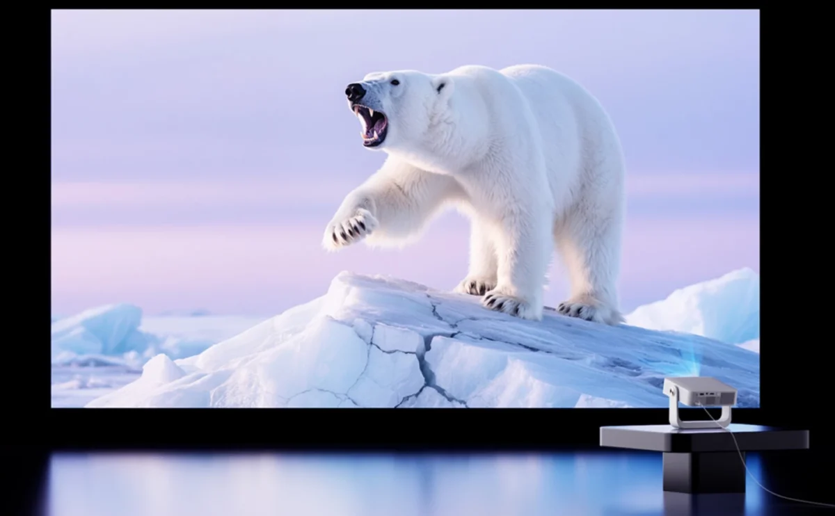 نمایش تصویر خرس قطبی روی پرده بزرگ با پروژکتور Choice AI Air آنر