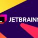 لوگوی JetBrains با نماد ترمینال سیاه در یک قاب رنگارنگ (صورتی/نارنجی) در مقابل پسزمینه بنفش با عناصر مورب زرد و قرمز.