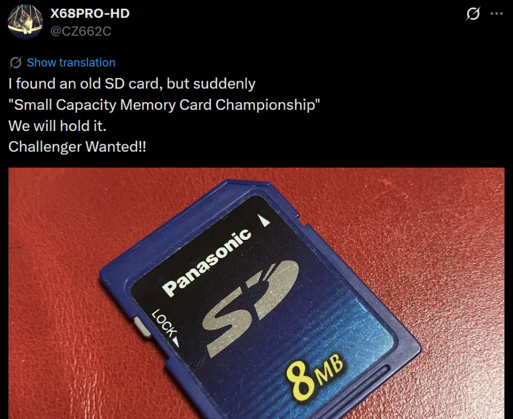 یک توئیت با متنی که ادعا میکند کارت SD قدیمی ۸ مگابایتی پیدا کرده و چالشی برای "Small Capacity Memory Card Championship" اعلام میکند.