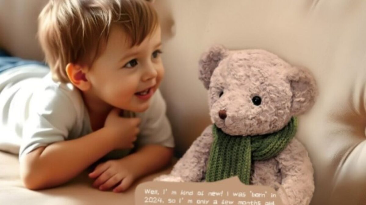 تصویر یک کودک کنار یک عروس خرس هوش مصنوعی