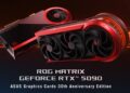 دو کارت گرافیک ROG Matrix GeForce RTX 5090 با طراحی مشکی و قرمز که در حالت پرواز روی یک پسزمینه تیره با خطوط نورانی نارنجی/قرمز قرار دارند و عبارت "ROG MATRIX GEFORCE RTX 5090" در پایین دیده میشود.