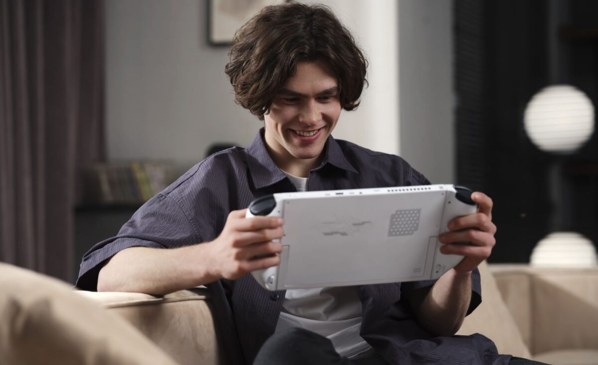 نمایی از پشت اولین کنسول دستی سه بعدی جهان Abxylute 3D ONE در رنگ سفید در دستان یک گیمر