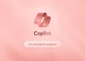 لوگوی مایکروسافت Copilot (شکل نواری) و متن "Copilot" با شعار "Your everyday AI companion" در یک پس‌زمینه بافت‌دار به رنگ صورتی کم‌رنگ.