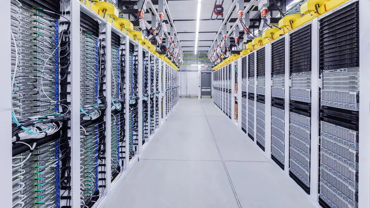 راهرویی در یک مرکز داده، پر از قفسه‌های سرور کامپیوتر.