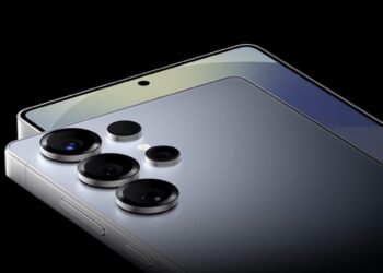 رندر نزدیک گوشی Samsung Galaxy S26 Ultra با ماژول دوربین چهارگانه که روی گوشی دیگری قرار گرفته و یک صفحه نمایش با سوراخ دوربین را نشان می‌دهد.