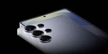 رندر نزدیک گوشی Samsung Galaxy S26 Ultra با ماژول دوربین چهارگانه که روی گوشی دیگری قرار گرفته و یک صفحه نمایش با سوراخ دوربین را نشان می‌دهد.