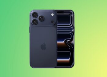 رندر گوشی iPhone 17 Pro در رنگ آبی تیره با ماژول دوربین سه‌گانه، که در کنار آن یک رندر از نمای داخلی صفحه نمایش گوشی در حالت خاموش دیده می‌شود، با پس‌زمینه‌ای گرادیانتی سبز و زرد.