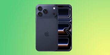 رندر گوشی iPhone 17 Pro در رنگ آبی تیره با ماژول دوربین سه‌گانه، که در کنار آن یک رندر از نمای داخلی صفحه نمایش گوشی در حالت خاموش دیده می‌شود، با پس‌زمینه‌ای گرادیانتی سبز و زرد.