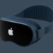 یک رندر از هدست واقعیت مجازی/افزوده Apple Vision Air به رنگ آبی تیره با لوگوی اپل در مرکز.