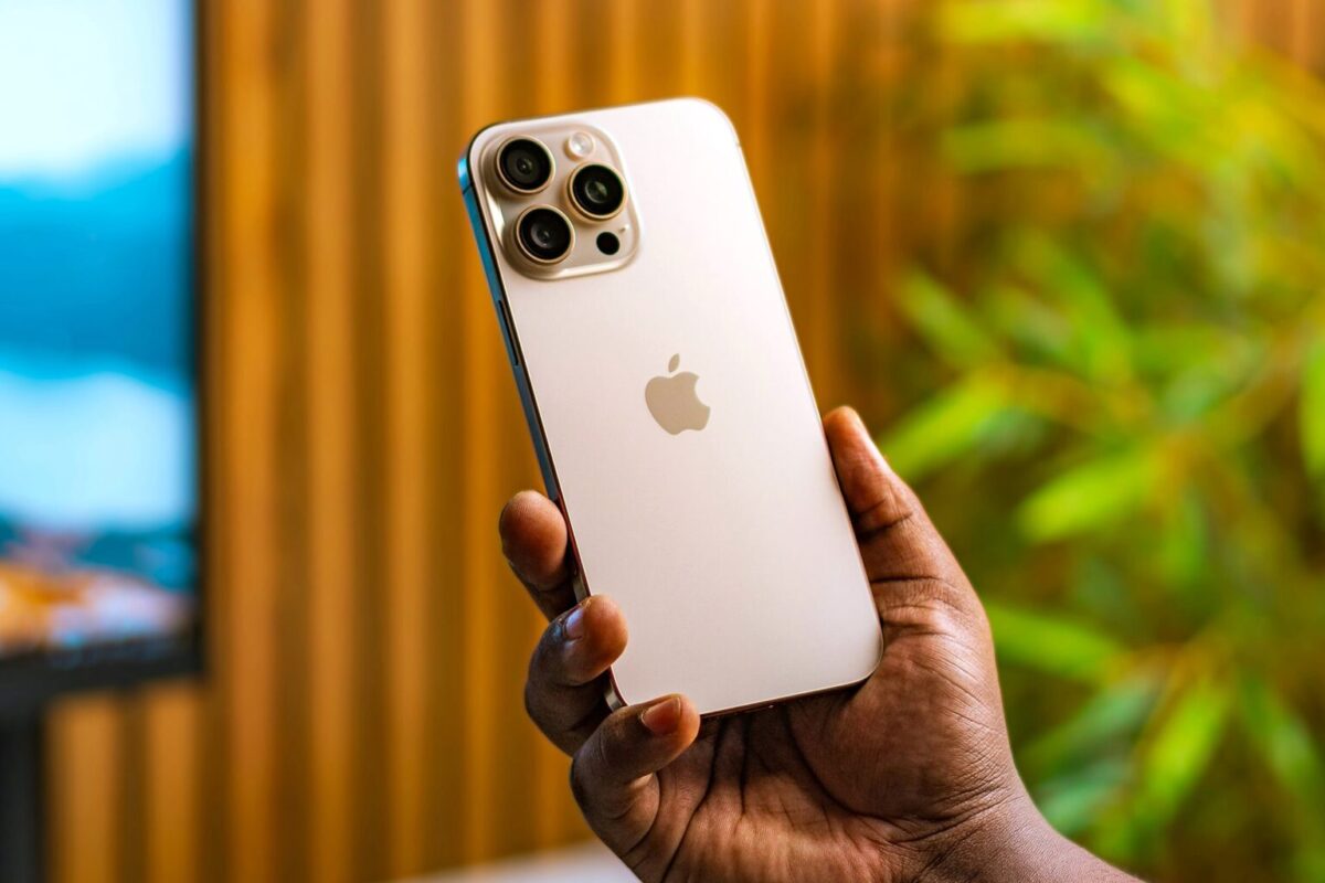 نمایی از پشت آیفون ۱۶ سفیدرنگ