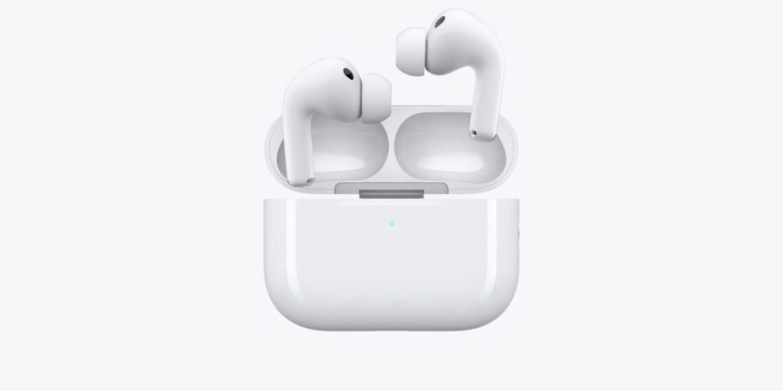 دو گوشی بی‌سیم AirPods Pro که داخل جعبه شارژ باز قرار دارند.