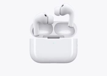 دو گوشی بی‌سیم AirPods Pro که داخل جعبه شارژ باز قرار دارند.