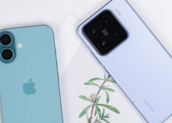 یک گوشی هوشمند iPhone آبی فیروزهای و یک گوشی Xiaomi بنفش با ماژول دوربین بزرگ Leica، که در کنار یکدیگر روی یک سطح روشن قرار گرفتهاند.