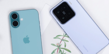 یک گوشی هوشمند iPhone آبی فیروزه‌ای و یک گوشی Xiaomi بنفش با ماژول دوربین بزرگ Leica، که در کنار یکدیگر روی یک سطح روشن قرار گرفته‌اند.