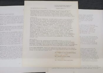 سند "Apple Computer Company Partnership Agreement" که در تاریخ ۱ آوریل ۱۹۷۶ امضا شده و نام‌های استیو وزنیاک (Wozniak)، استیو جابز (Jobs) و رونالد وین (Wayne) در انتهای آن دیده می‌شود.