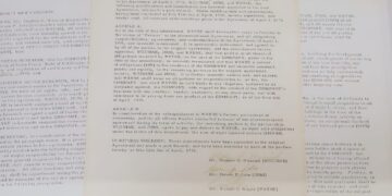 سند "Apple Computer Company Partnership Agreement" که در تاریخ ۱ آوریل ۱۹۷۶ امضا شده و نامهای استیو وزنیاک (Wozniak)، استیو جابز (Jobs) و رونالد وین (Wayne) در انتهای آن دیده میشود.