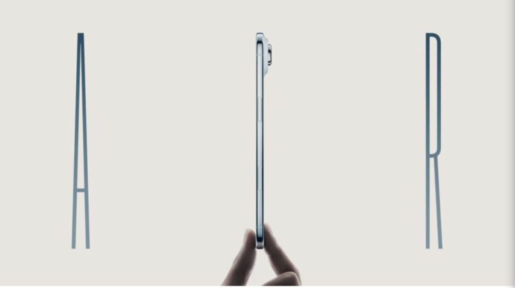 یک گوشی هوشمند که از نمای جانبی توسط دو انگشت نگه داشته شده است، با خطوط انتزاعی "A" و "R" در پسزمینه، که به نازک بودن گوشی اشاره دارد.