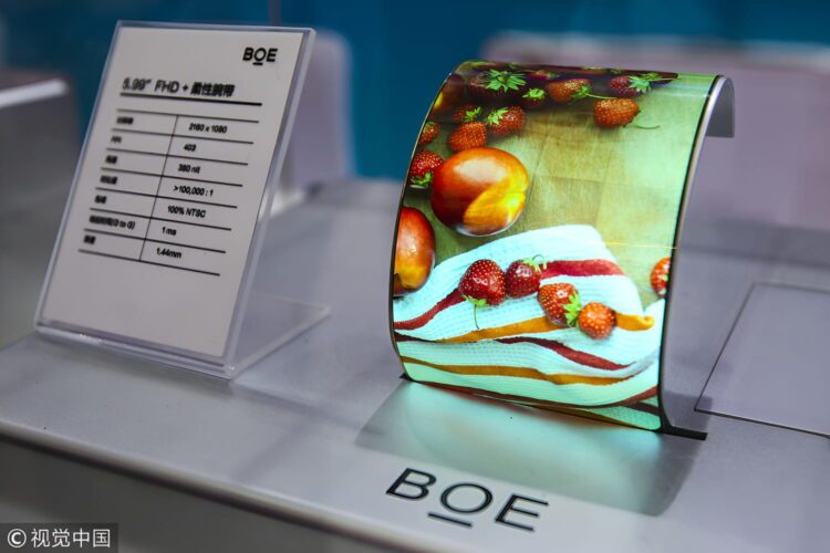 نمایی از پنل نمایش صفحه BOE ساخت چین با ظاهری خمیده