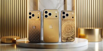 سه گوشی آیفون Caviar با کاور طلایی: یک مدل ساده، یک مدل با طرح "Palmette" و یک مدل با طرح دایره‌ای Bitcoin، که روی یک سکوی مرمری در محیطی با دکوراسیون طلایی قرار گرفته‌اند.