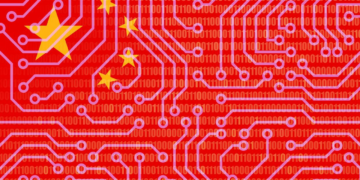 پرچم چین (قرمز با ستاره‌های زرد) که با طرحی انتزاعی از یک مدار الکترونیکی و کدهای باینری روی آن ترکیب شده است.