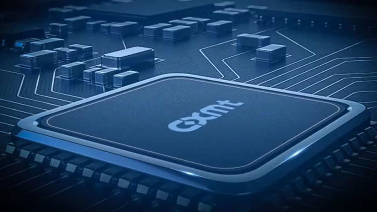 یک تراشه حافظه CXMT با لوگوی برجسته روی یک برد مدار چاپی (PCB) با نورپردازی آبی.