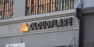 لوگو و نام "CLOUDFLARE" بر روی دیوار