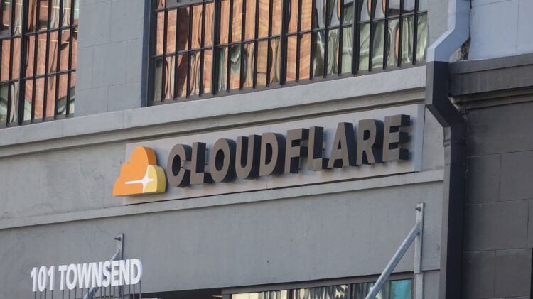 لوگو و نام "CLOUDFLARE" بر روی دیوار