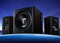 سابووفر و دو بلندگوی جانبی سیستم صوتی Edifier S201MKII با بدنه چوبی تیره، که روی یک پلتفرم آبی براق با پسزمینهای از ستارهها قرار دارند.