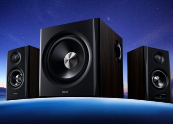 ساب‌ووفر و دو بلندگوی جانبی سیستم صوتی Edifier S201MKII با بدنه چوبی تیره، که روی یک پلتفرم آبی براق با پس‌زمینه‌ای از ستاره‌ها قرار دارند.