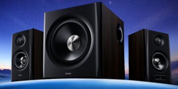 سابووفر و دو بلندگوی جانبی سیستم صوتی Edifier S201MKII با بدنه چوبی تیره، که روی یک پلتفرم آبی براق با پسزمینهای از ستارهها قرار دارند.