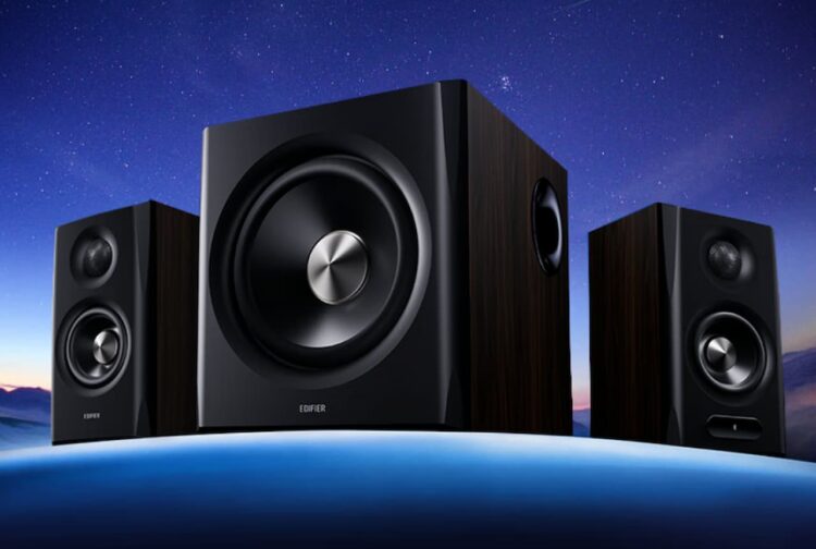 سابووفر و دو بلندگوی جانبی سیستم صوتی Edifier S201MKII با بدنه چوبی تیره، که روی یک پلتفرم آبی براق با پسزمینهای از ستارهها قرار دارند.