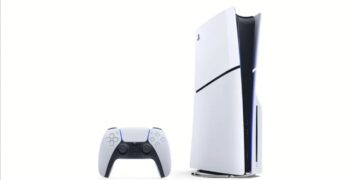 کنسول PlayStation 5 (PS5) و کنترلر DualSense سفید رنگ در مقابل یک پس‌زمینه سفید ساده.