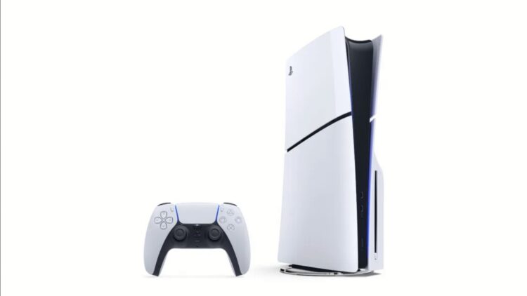 کنسول PlayStation 5 (PS5) و کنترلر DualSense سفید رنگ در مقابل یک پس‌زمینه سفید ساده.