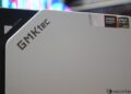 نمای نزدیک از یک مینی کامپیوتر یا کیس رومیزی نقره‌ای GMKtec با آرم‌های AMD Radeon Graphics و AMD Ryzen AI MAX+ در بالا سمت راست.