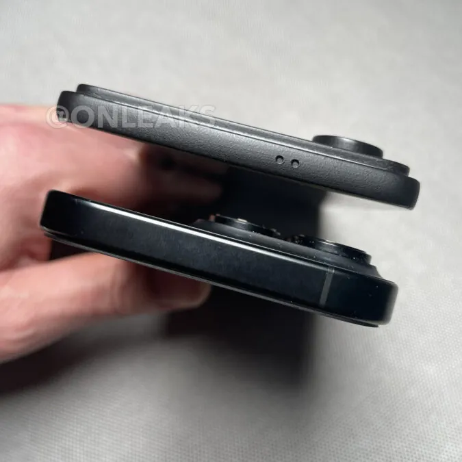 نمای جانبی دو گوشی هوشمند که روی هم قرار گرفتهاند و تفاوت در برجستگی ماژول دوربین آنها را نشان میدهد.