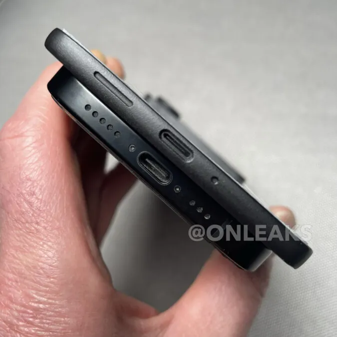 نمای نزدیک از پایین دو گوشی هوشمند، که یکی (پایینی) پورت USB-C و اسپیکر دارد و دیگری (بالایی) سوراخهای اسپیکر و پورت USB-C یا مشابه آن را نشان میدهد.