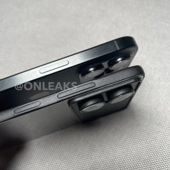 نمای جانبی دو گوشی هوشمند که روی هم قرار گرفتهاند و تفاوت در دکمههای صدا و پاور آنها را نشان میدهد.