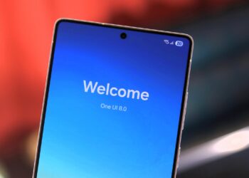 نمای نزدیک از صفحهنمایش گلکسی S26 اولترا با سوراخ دوربین (Infinity-O)