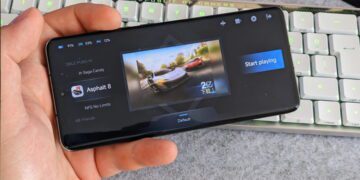 تصویری از اجرای یک بازی ماشینی روی یک گوشی