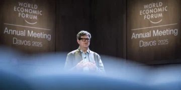 تصویری از یان لِکون، از اعضای ارشد هوش مصنوعی متا در یک کنفرانس