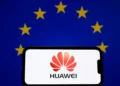 نمایشگر یک گوشی که لوگوی هواوی را روی پس‌زمینه اتحادیه اروپا نشان می‌دهد