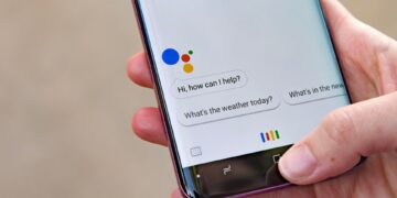 یک گوشی هوشمند که برنامه Google Assistant روی صفحه آن باز است و حباب‌های گفتاری "Hi, how can I help?" و "What's the weather today?" دیده می‌شوند.