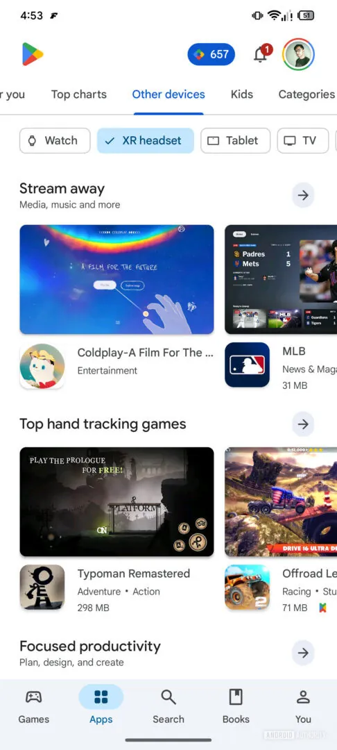 اسکرین‌شات از صفحه اصلی Google Play Store که گزینه "XR headset" در نوار دستگاه‌های بالای صفحه برای فیلتر کردن برنامه‌ها انتخاب شده است و بخش‌هایی مانند "Stream away" و "Top hand tracking games" را نمایش می‌دهد.
