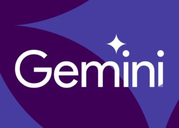 لوگوی سفید رنگ Gemini با یک ستاره درخشان کوچک، بر روی پس‌زمینه‌ای با طرح‌های انتزاعی به رنگ بنفش تیره و روشن.
