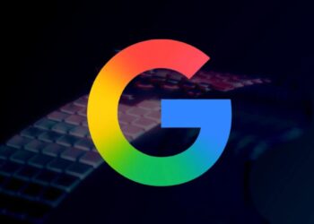 لوگوی رنگارنگ Google (حرف G) با پس‌زمینه‌ای تاریک از یک کیبورد.