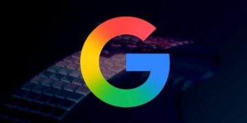 لوگوی رنگارنگ Google (حرف G) با پس‌زمینه‌ای تاریک از یک کیبورد.