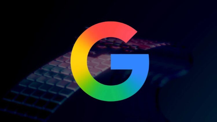 لوگوی رنگارنگ Google (حرف G) با پسزمینهای تاریک از یک کیبورد.